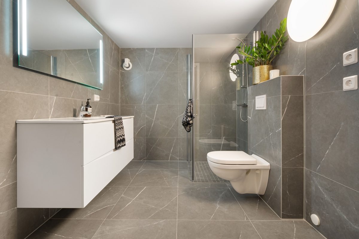 Modern saniertes Badezimmer