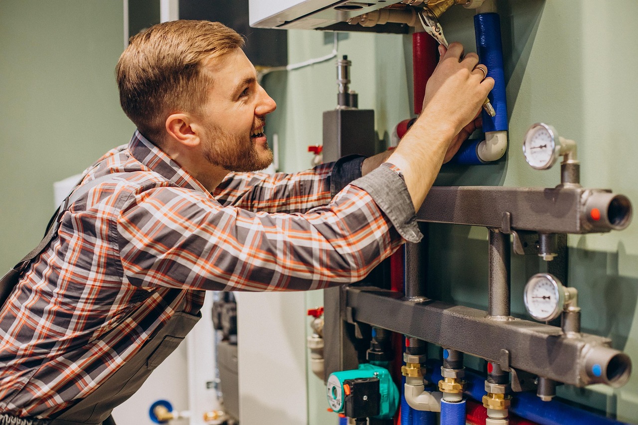 Techniker der SHK-Nord GmbH bei der Arbeit an einer Heizungsanlage